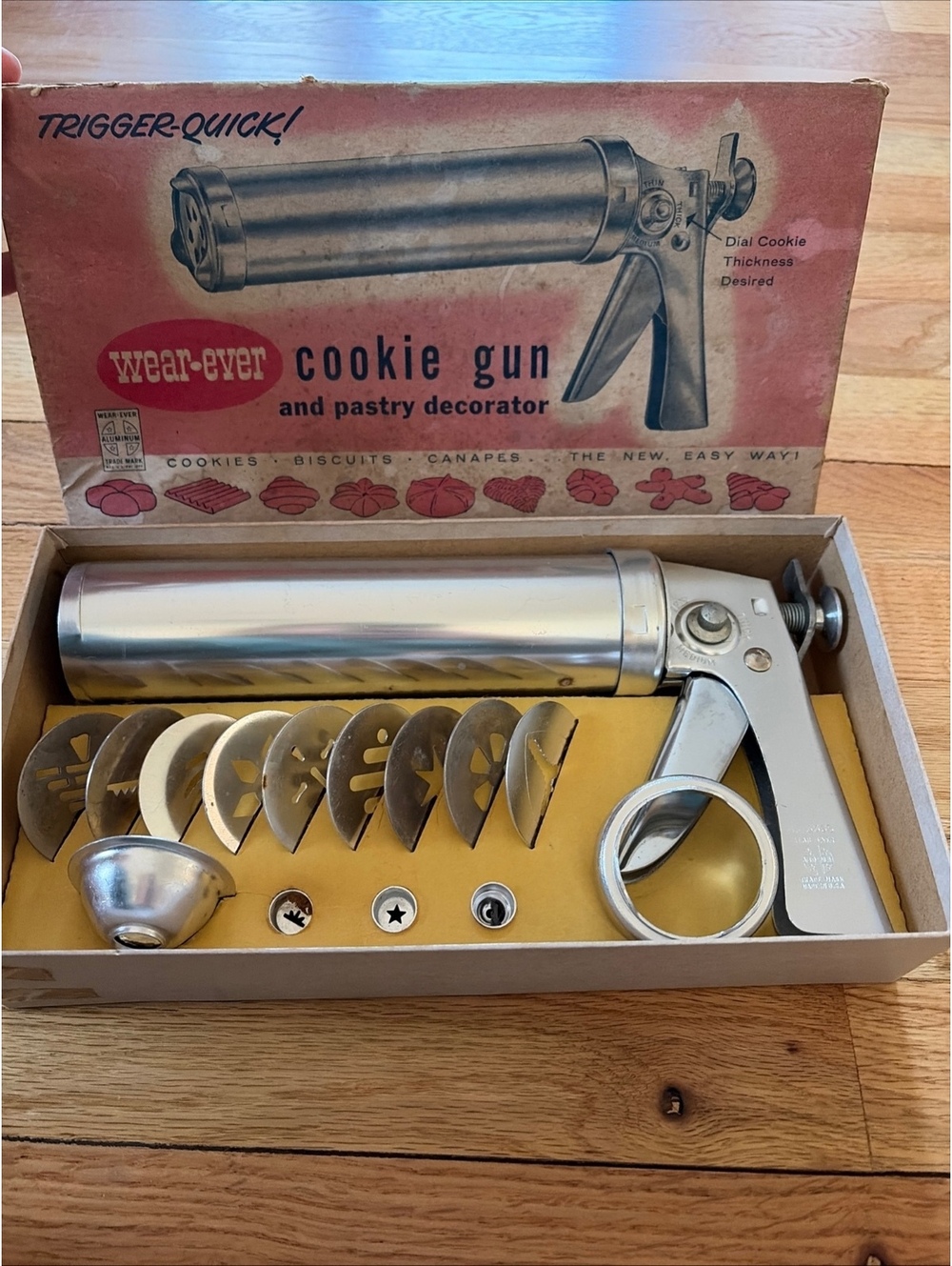 Vintage Wear-Ever Trigger Quick Cookie Gun Pastry Decorator Set